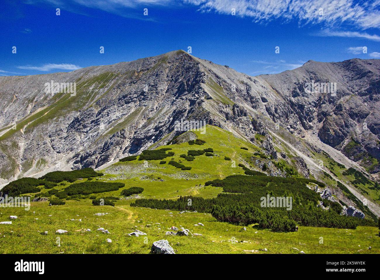 Vista sulle vette Schrocken e Pyhrner Kampl a Totes Gebirge moutains nelle Alpi, Austia Foto Stock