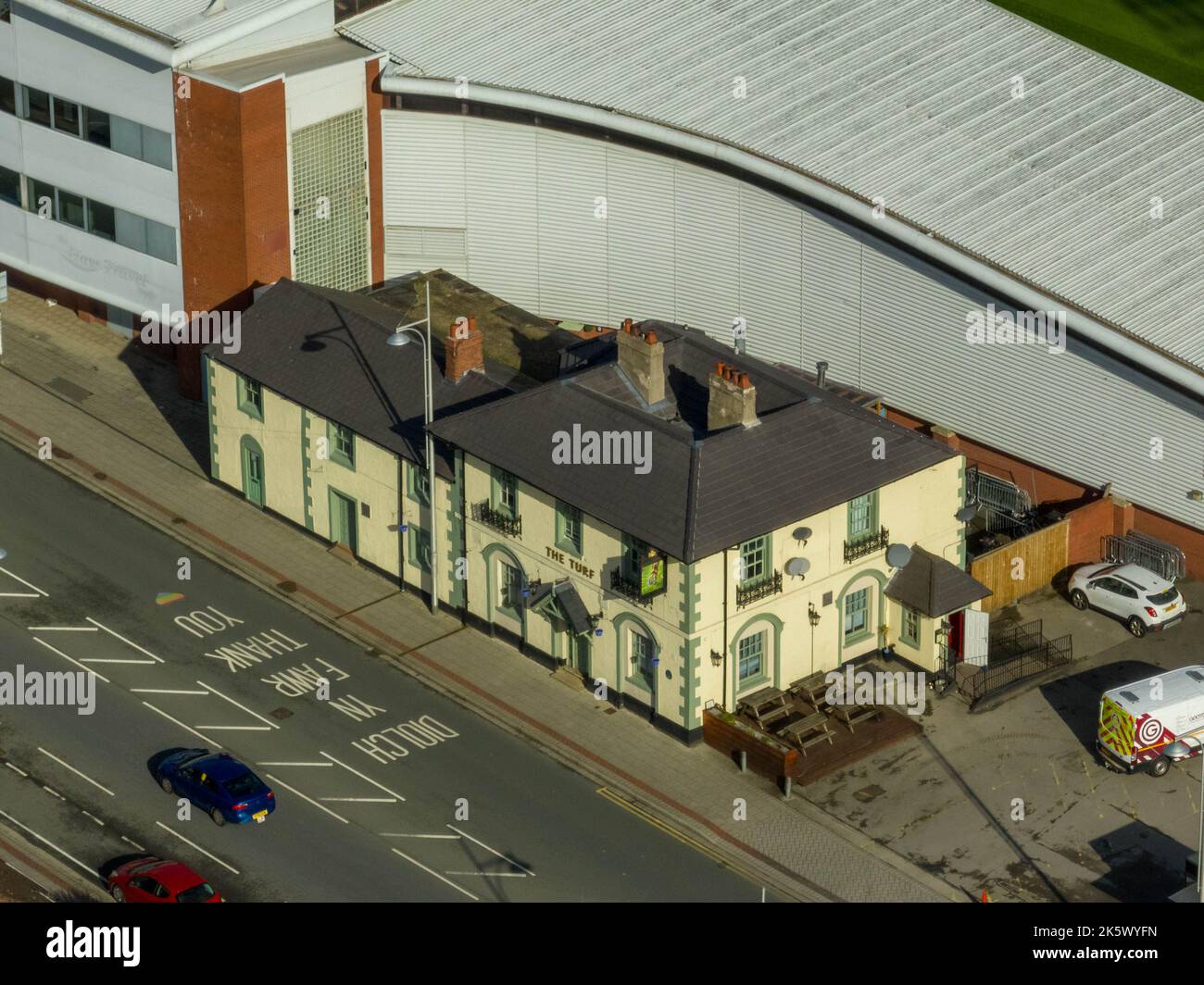 Benvenuti al Wrexham Football Club il famoso campo da corsa di proprietà di Deadpool Star Ryan Reynolds dall'Air Aerial Drone Images Rob mcelhenney Foto Stock