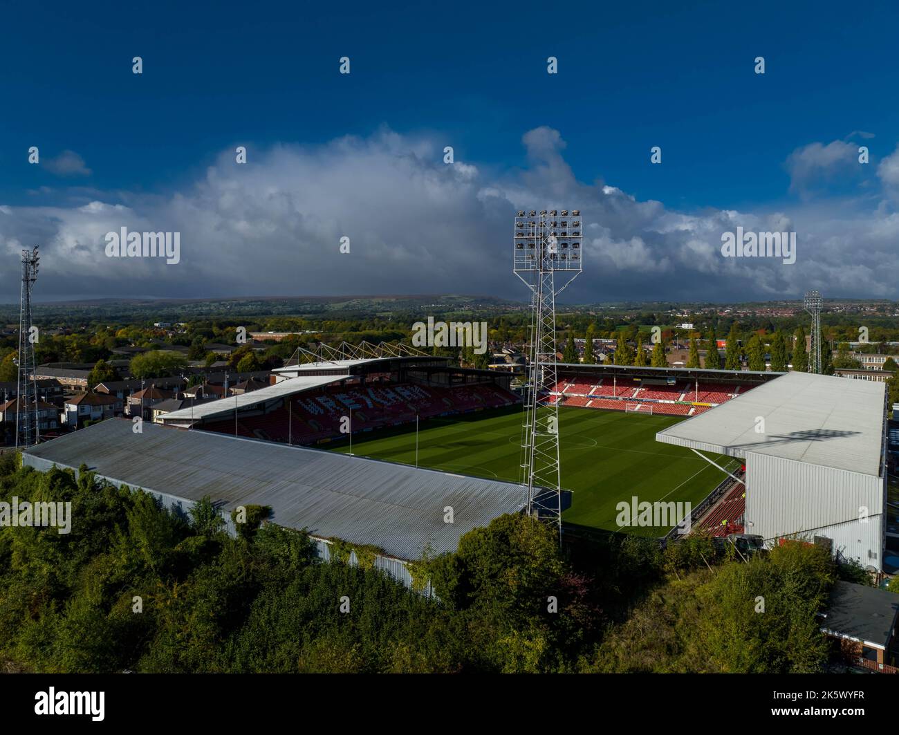 Benvenuti al Wrexham Football Club il famoso campo da corsa di proprietà di Deadpool Star Ryan Reynolds dall'Air Aerial Drone Images Rob mcelhenney Foto Stock