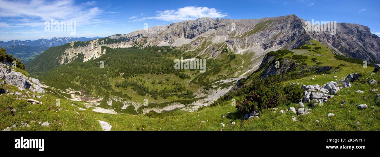 Vista panoramica sulla valle e le cime Schrocken e Pyhrner Kampl a Totes Gebirge moutains nelle Alpi, Austia Foto Stock