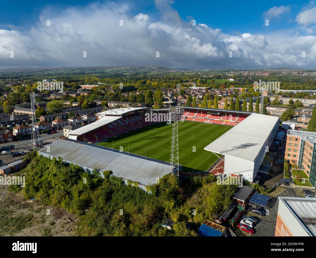 Benvenuti al Wrexham Football Club il famoso campo da corsa di proprietà di Deadpool Star Ryan Reynolds dall'Air Aerial Drone Images Rob mcelhenney Foto Stock