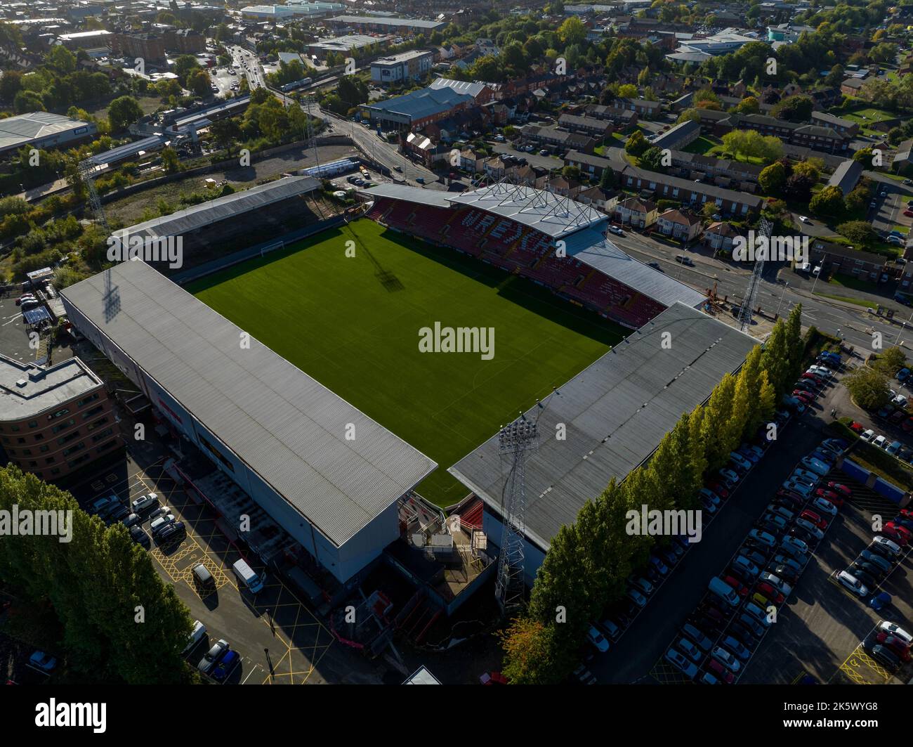 Benvenuti al Wrexham Football Club il famoso campo da corsa di proprietà di Deadpool Star Ryan Reynolds dall'Air Aerial Drone Images Rob mcelhenney Foto Stock