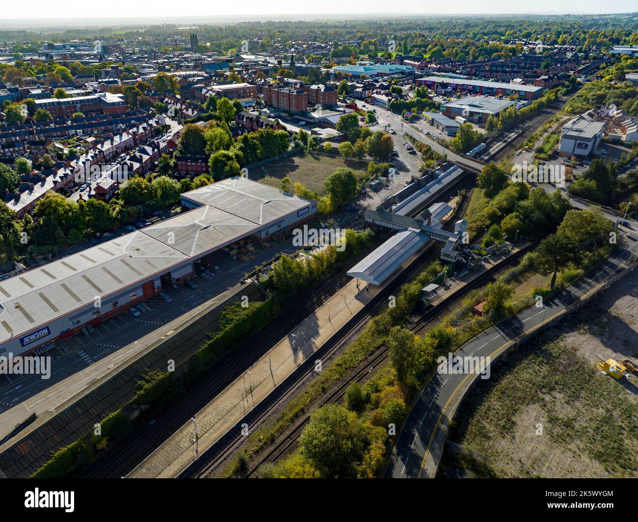 Benvenuti al Wrexham Football Club il famoso campo da corsa di proprietà di Deadpool Star Ryan Reynolds dall'Air Aerial Drone Images Rob mcelhenney Foto Stock