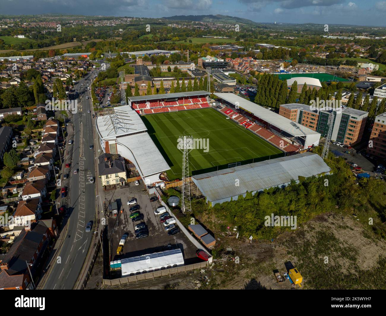 Benvenuti al Wrexham Football Club il famoso campo da corsa di proprietà di Deadpool Star Ryan Reynolds dall'Air Aerial Drone Images Rob mcelhenney Foto Stock
