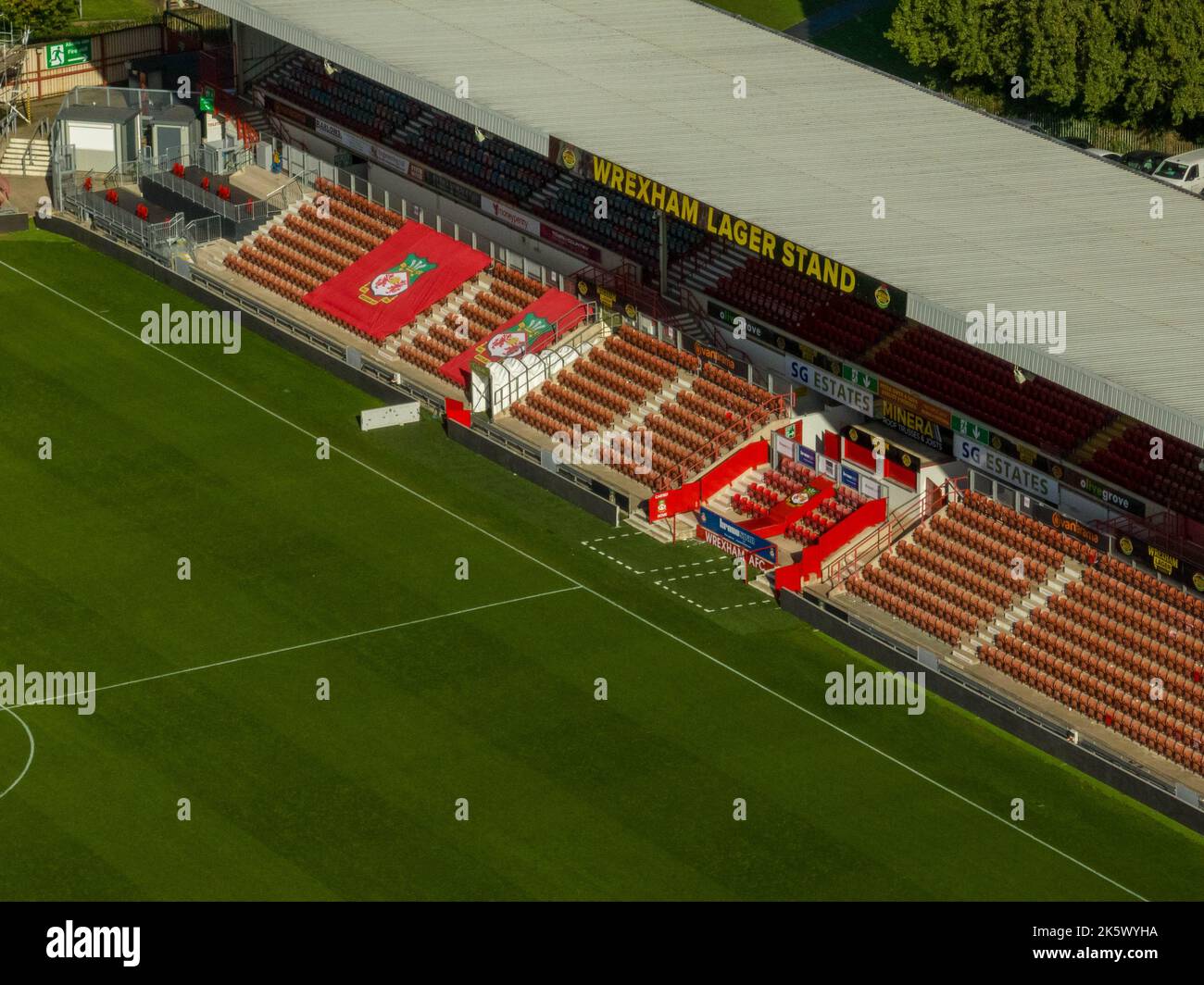 Benvenuti al Wrexham Football Club il famoso campo da corsa di proprietà di Deadpool Star Ryan Reynolds dall'Air Aerial Drone Images Rob mcelhenney Foto Stock