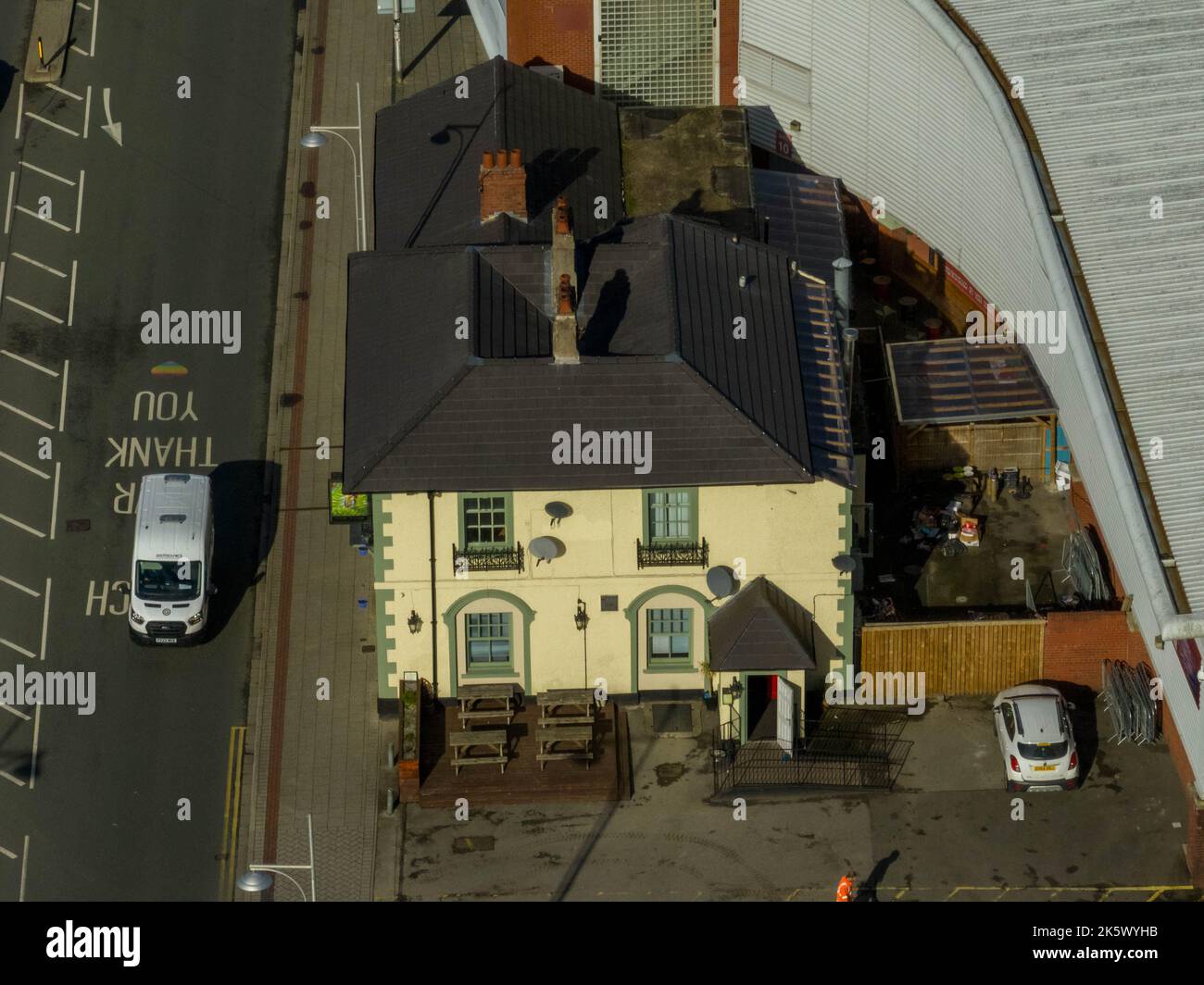 Benvenuti al Wrexham Football Club il famoso campo da corsa di proprietà di Deadpool Star Ryan Reynolds dall'Air Aerial Drone Images Rob mcelhenney Foto Stock