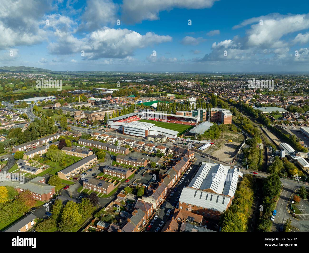 Benvenuti al Wrexham Football Club il famoso campo da corsa di proprietà di Deadpool Star Ryan Reynolds dall'Air Aerial Drone Images Rob mcelhenney Foto Stock
