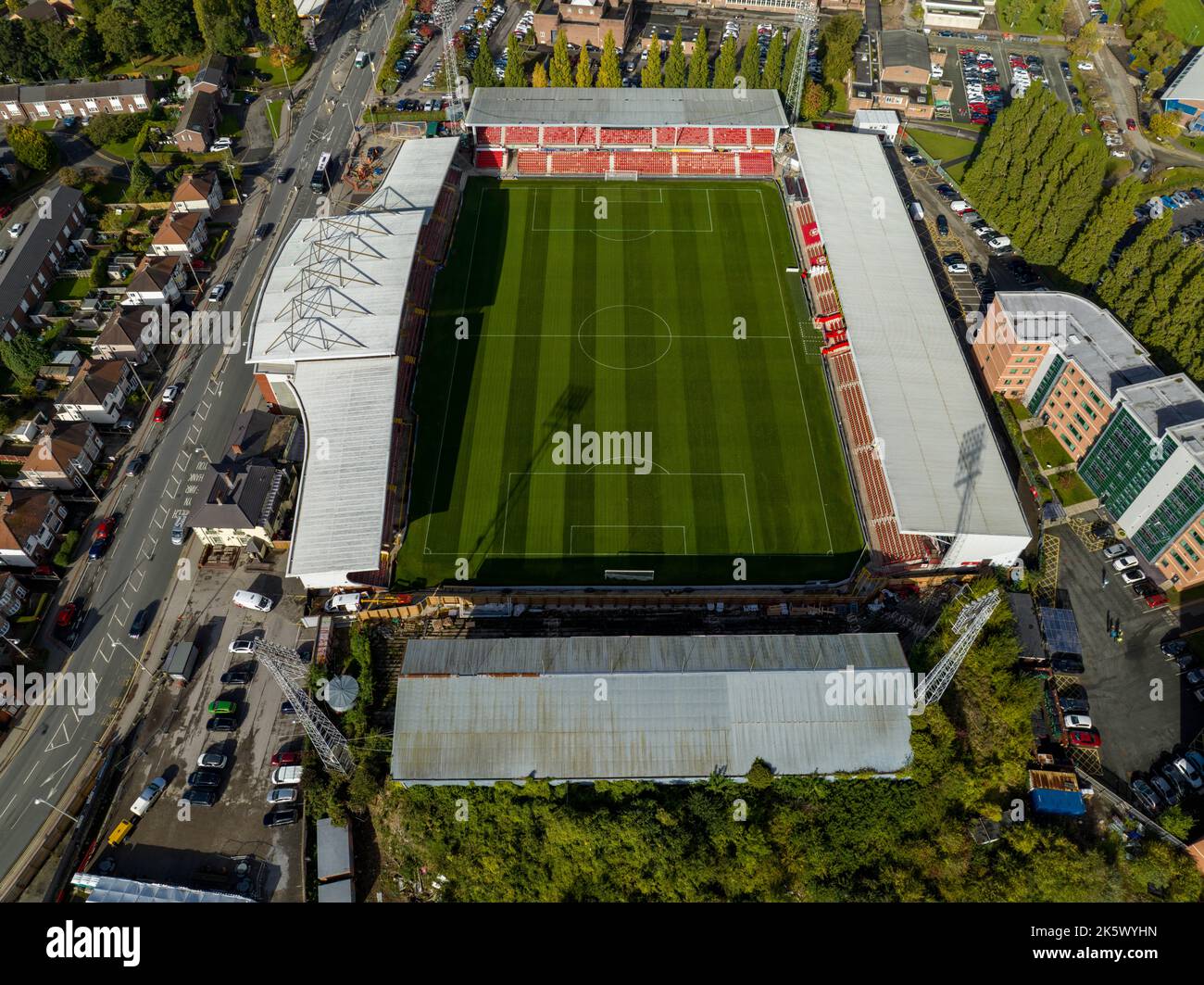 Benvenuti al Wrexham Football Club il famoso campo da corsa di proprietà di Deadpool Star Ryan Reynolds dall'Air Aerial Drone Images Rob mcelhenney Foto Stock