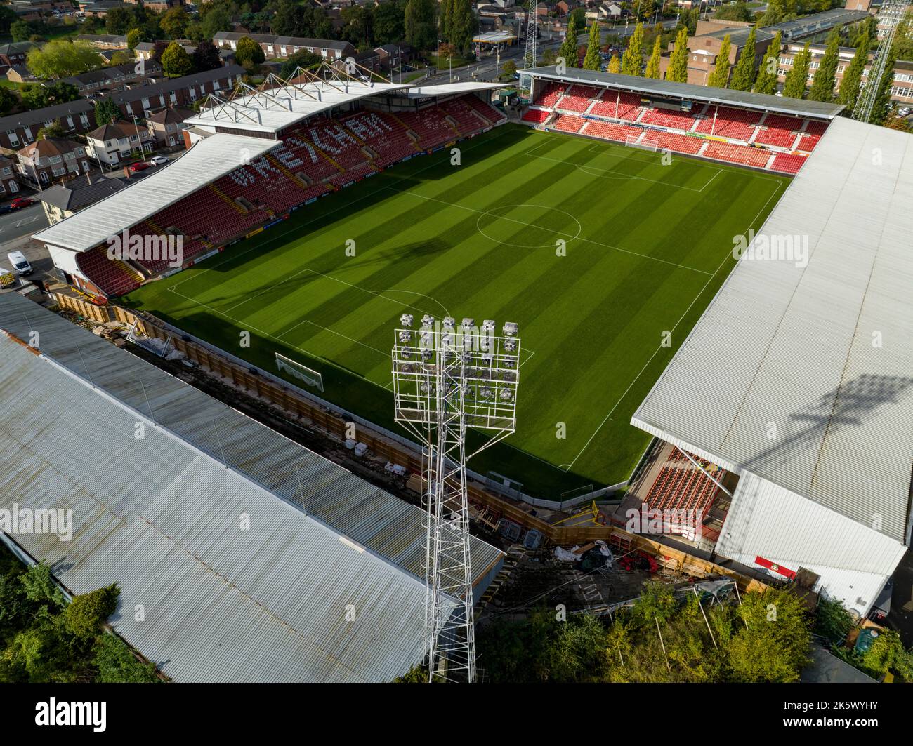 Benvenuti al Wrexham Football Club il famoso campo da corsa di proprietà di Deadpool Star Ryan Reynolds dall'Air Aerial Drone Images Rob mcelhenney Foto Stock