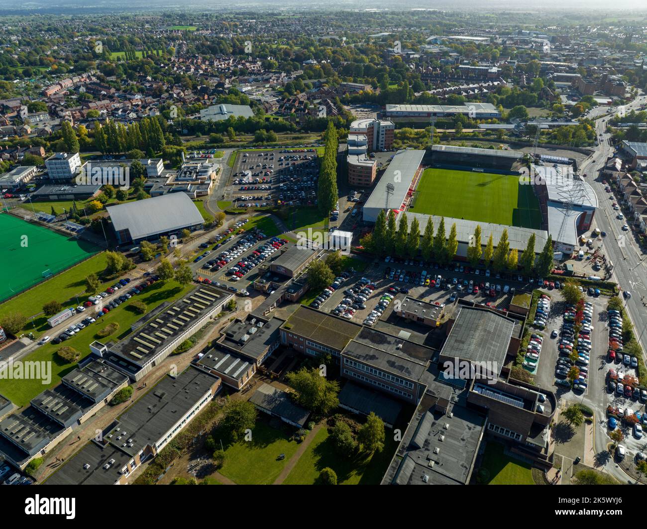 Benvenuti al Wrexham Football Club il famoso campo da corsa di proprietà di Deadpool Star Ryan Reynolds dall'Air Aerial Drone Images Rob mcelhenney Foto Stock