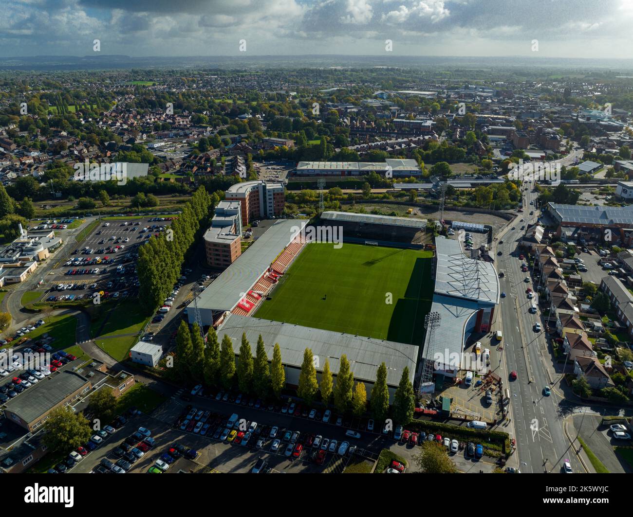 Benvenuti al Wrexham Football Club il famoso campo da corsa di proprietà di Deadpool Star Ryan Reynolds dall'Air Aerial Drone Images Rob mcelhenney Foto Stock