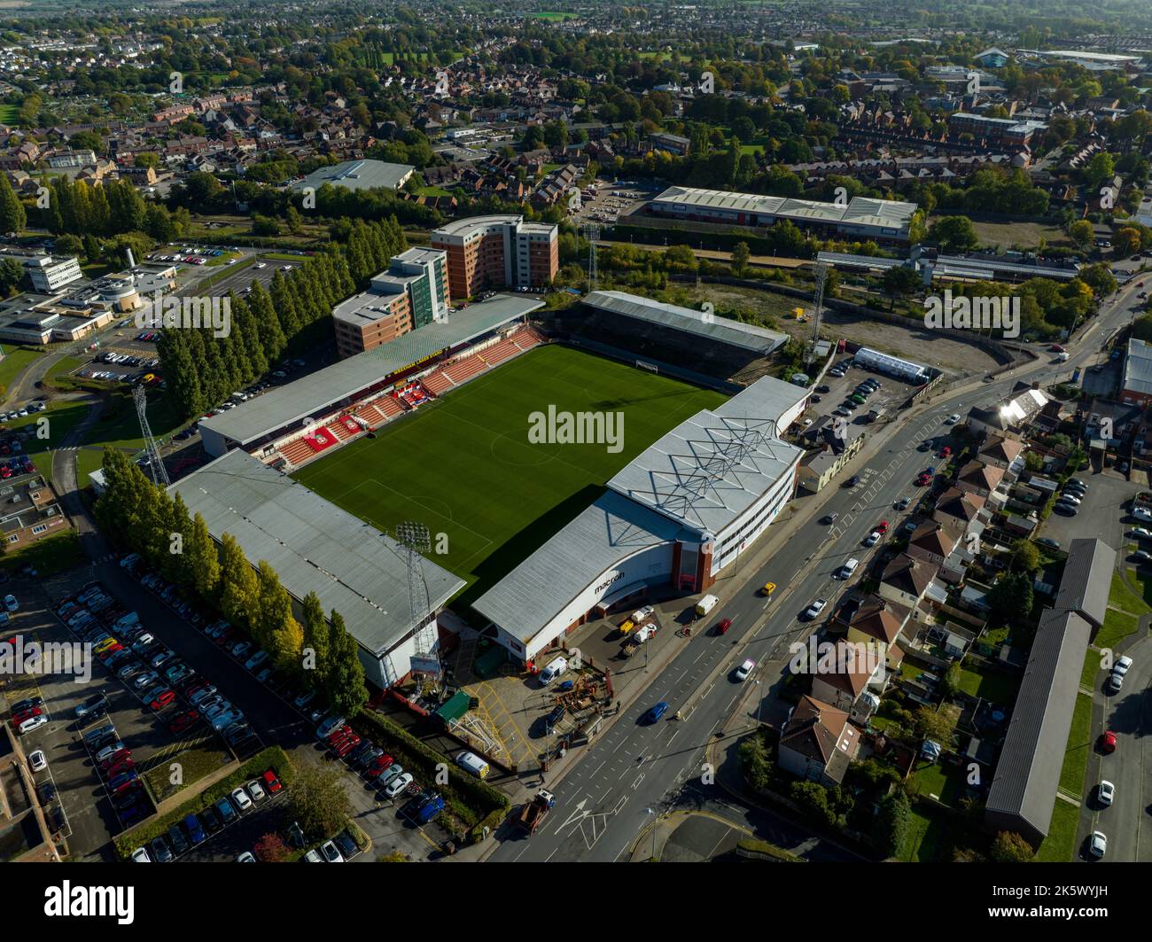 Benvenuti al Wrexham Football Club il famoso campo da corsa di proprietà di Deadpool Star Ryan Reynolds dall'Air Aerial Drone Images Rob mcelhenney Foto Stock