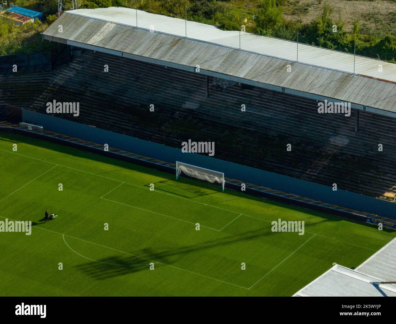 Benvenuti al Wrexham Football Club il famoso campo da corsa di proprietà di Deadpool Star Ryan Reynolds dall'Air Aerial Drone Images Rob mcelhenney Foto Stock