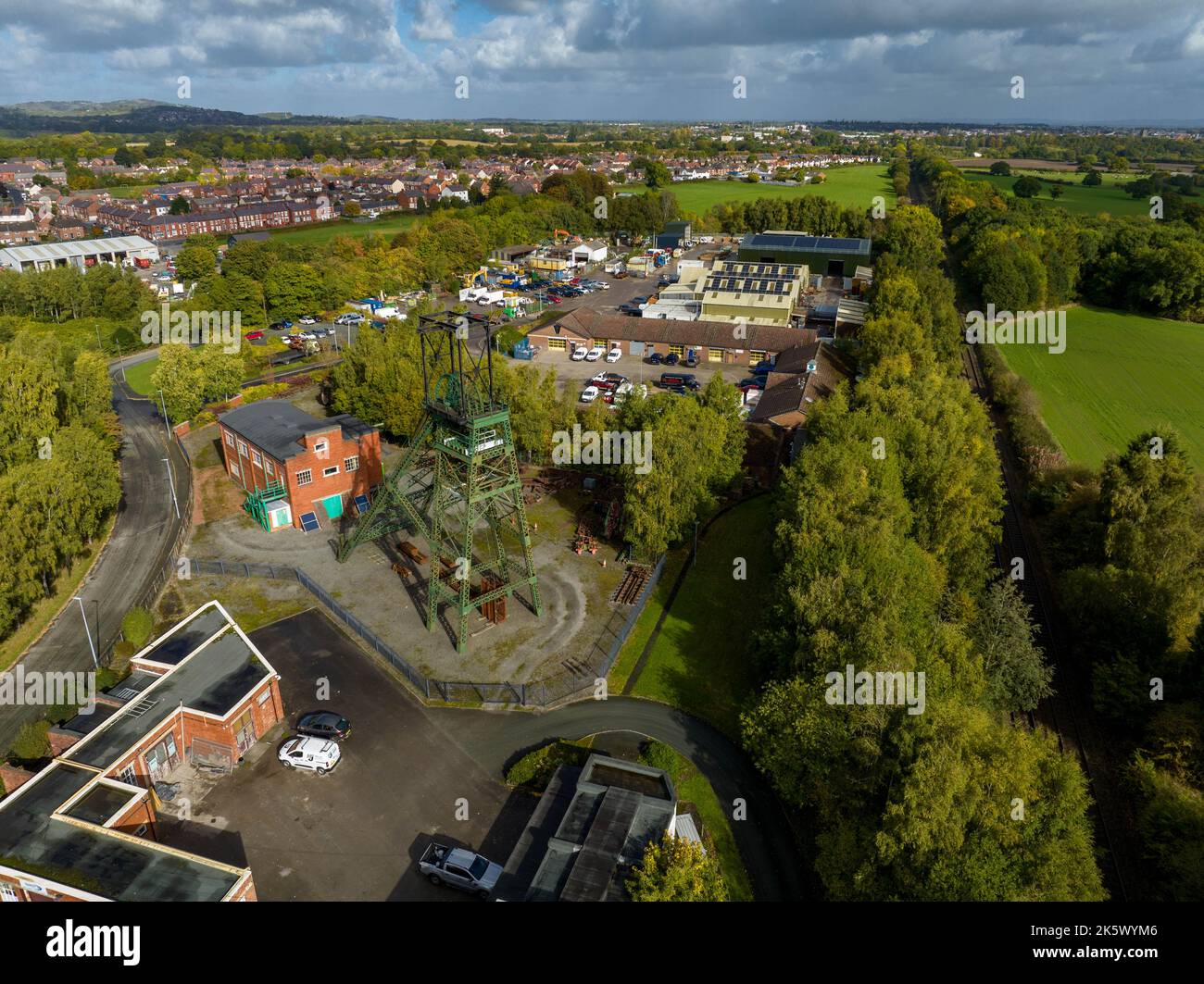 Benvenuti al Wrexham Football Club il famoso campo da corsa di proprietà di Deadpool Star Ryan Reynolds dall'Air Aerial Drone Images Rob mcelhenney Foto Stock