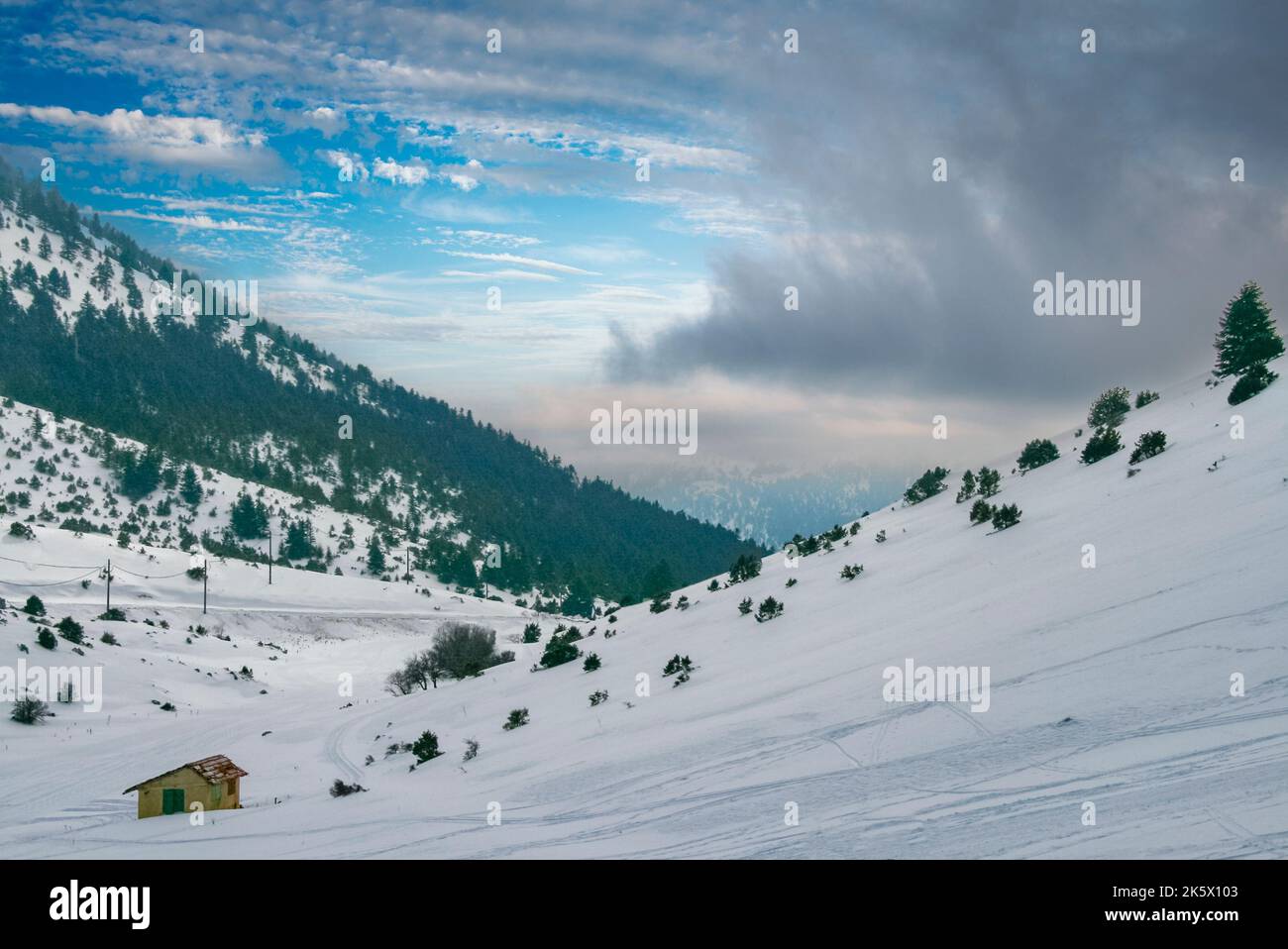 Montagne innevate, paesaggi. Arkadia, Grecia Foto Stock