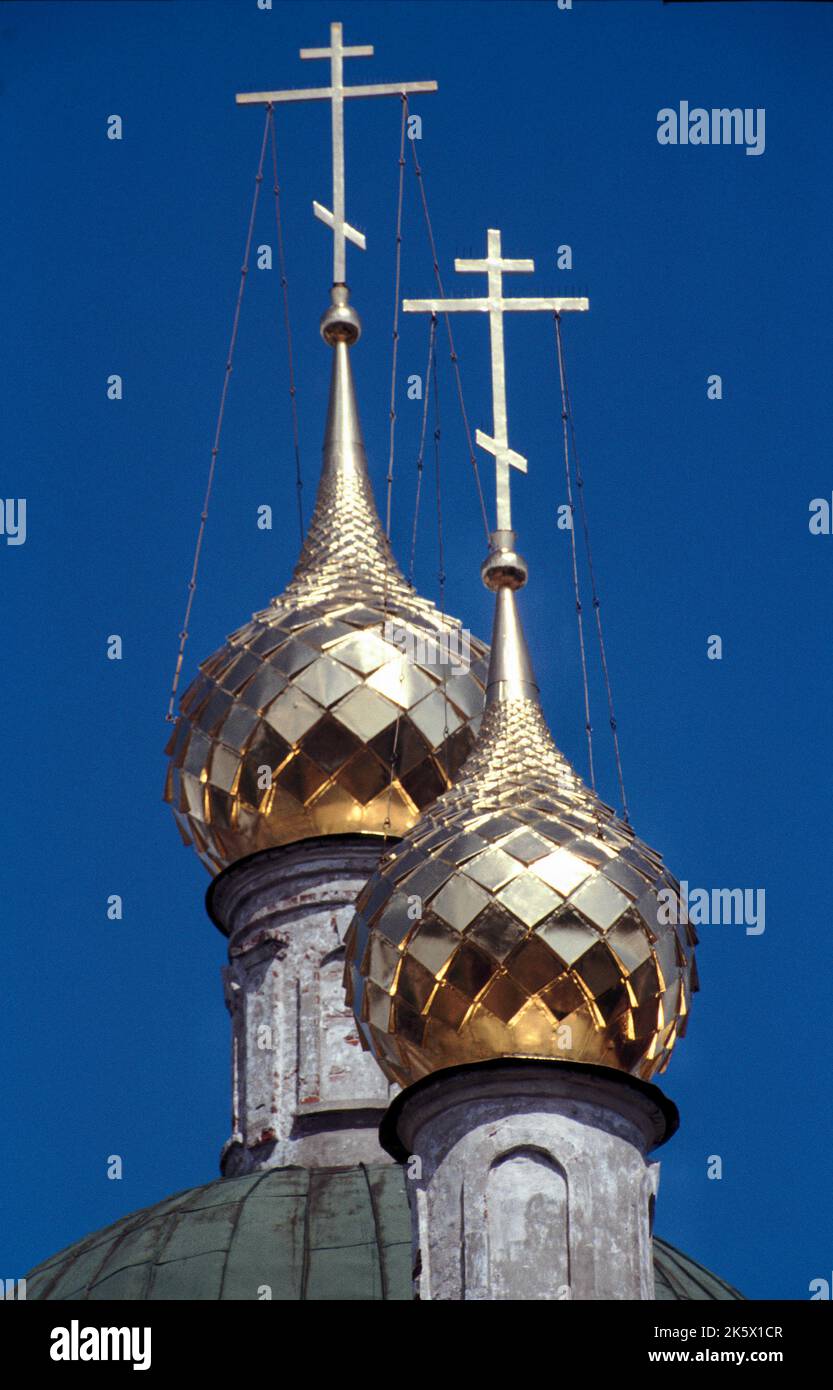 2 goldene Kuppeln mit Kreuz im Bogoyavlenskiy-Kloster in Uglitsch * due cupole d'oro sulla chiesa Fedorovskaya nel monastero di Bogoyavlenskiy in Uglich Foto Stock