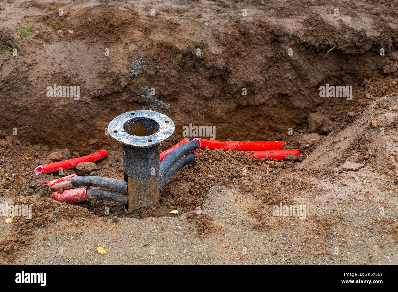 Installazione di una base per un polo di trasmissione di potenza con fili a terra. Foto Stock