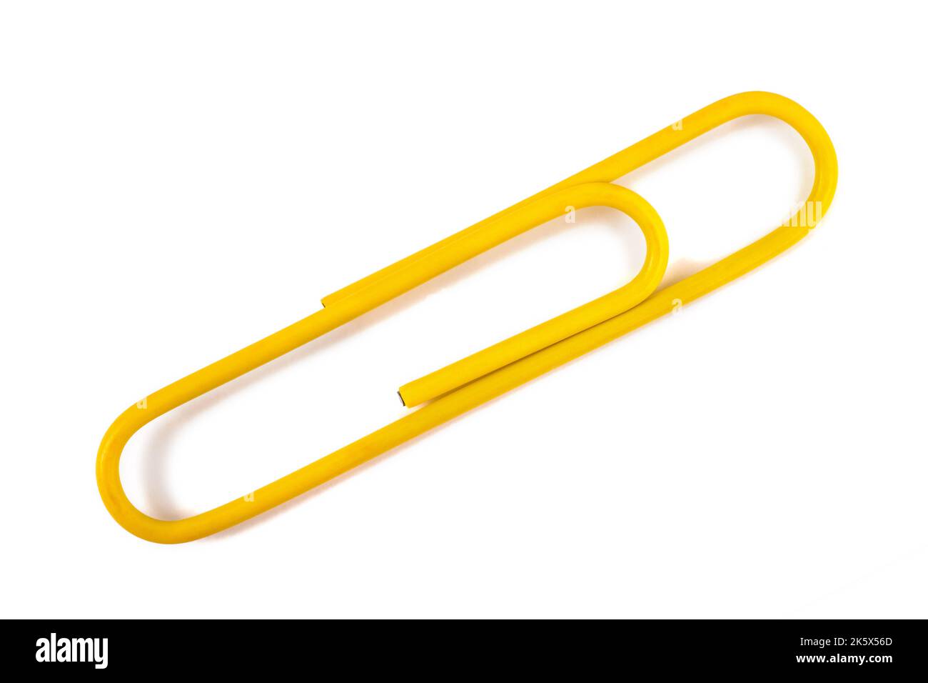Clip in carta gialla isolata su sfondo bianco Foto Stock