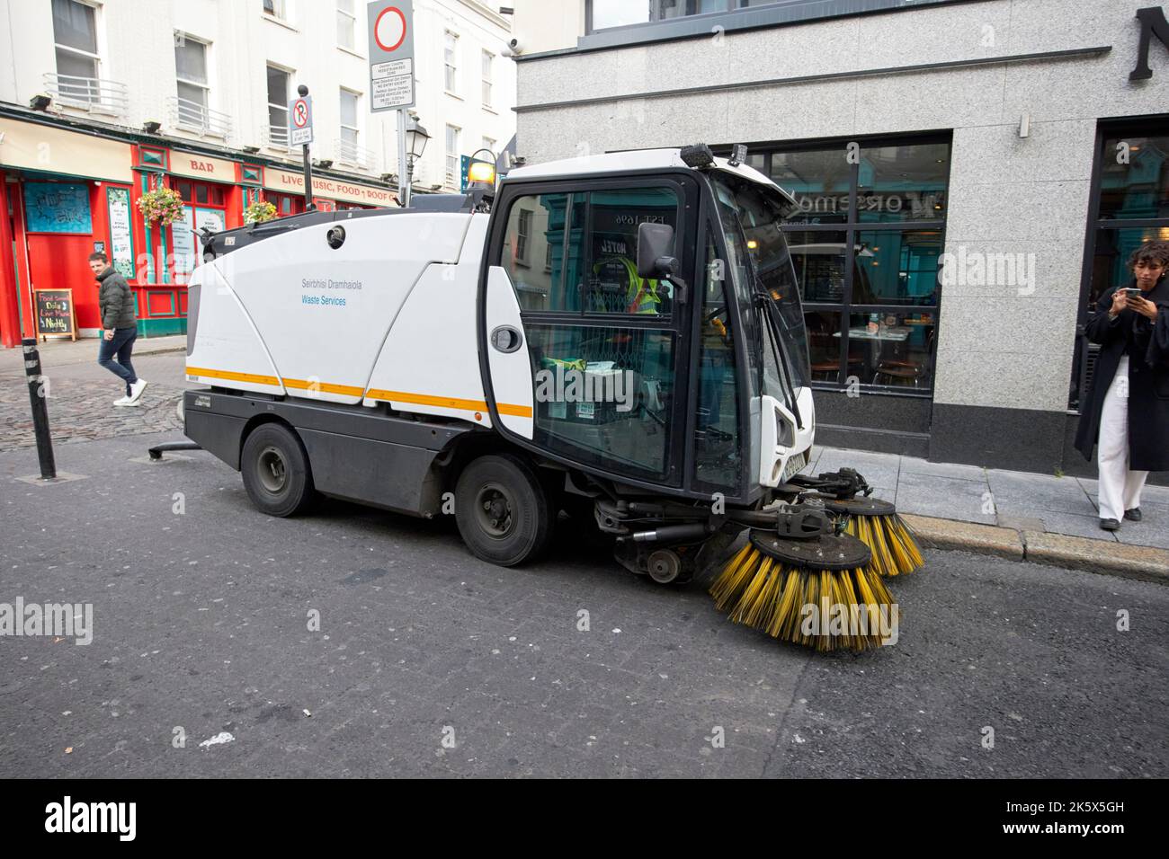 dublin city council servizi di smaltimento rifiuti spazzatrice stradale pulizia delle strade nel tempio bar il centro della città di dublino repubblica d'irlanda Foto Stock
