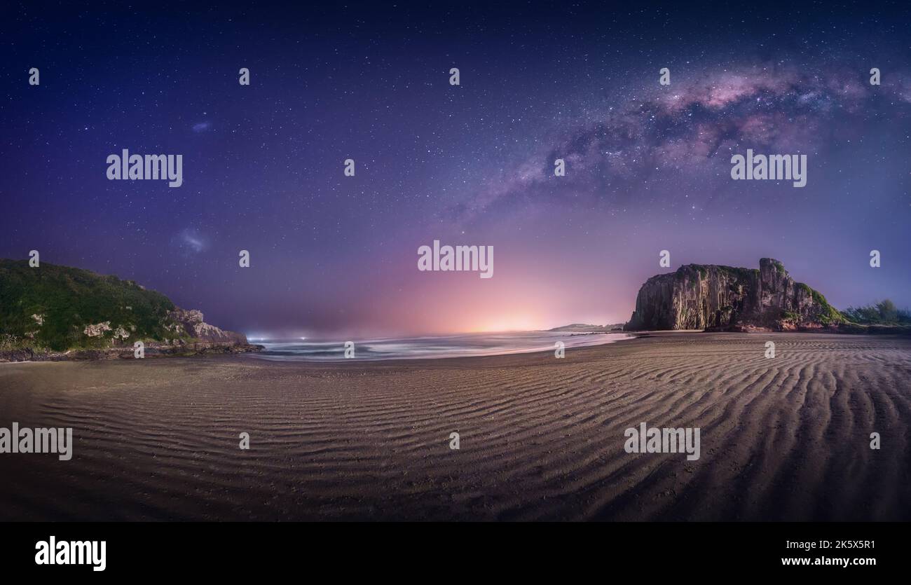 Vista panoramica della spiaggia di Guarita e del cielo notturno con la Via Lattea e le nuvole Magellaniche - Torres, Rio Grande do sul, Brasile Foto Stock