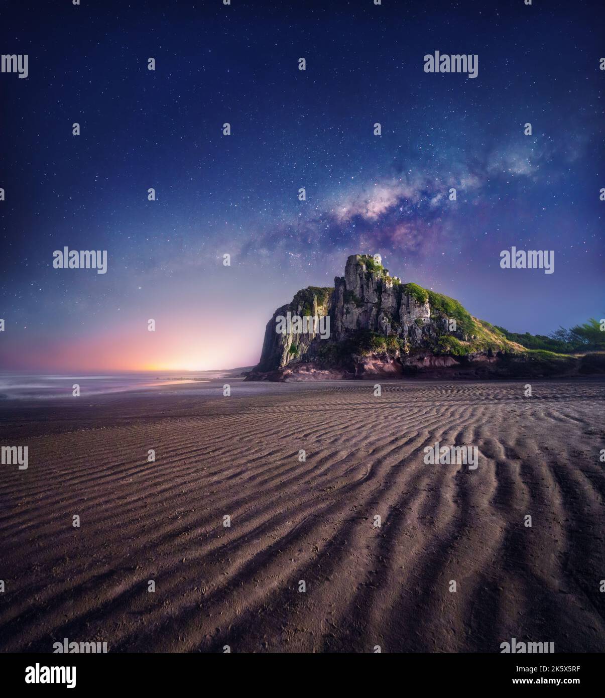 Spiaggia di Guarita e cielo notturno con Via Lattea - Torres, Rio Grande do sul, Brasile Foto Stock