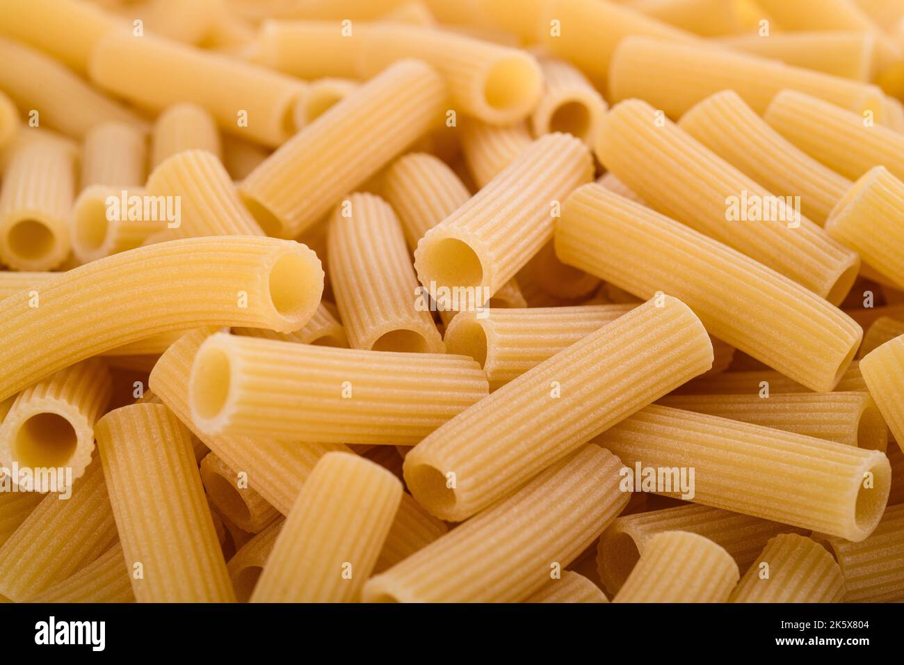 Pasta di maccheroni isolata su fondo bianco Foto Stock