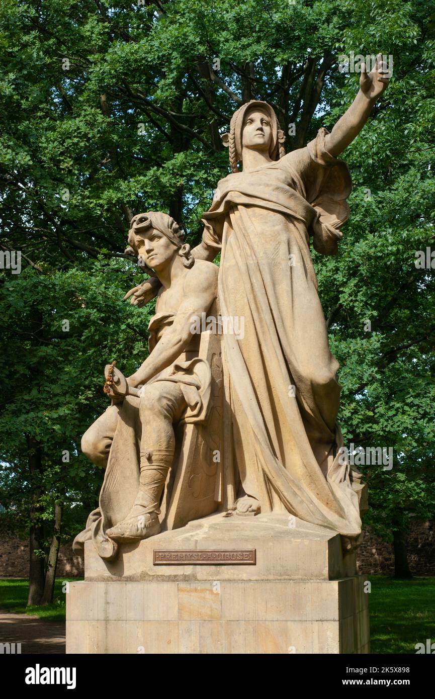 Praga, Repubblica Ceca: Mitica leggenda Ceca statua scolpita Premysl & Libuse dello scultore Josef Myslbek visto nel Parco o Giardini di Vyšehrad. Foto Stock