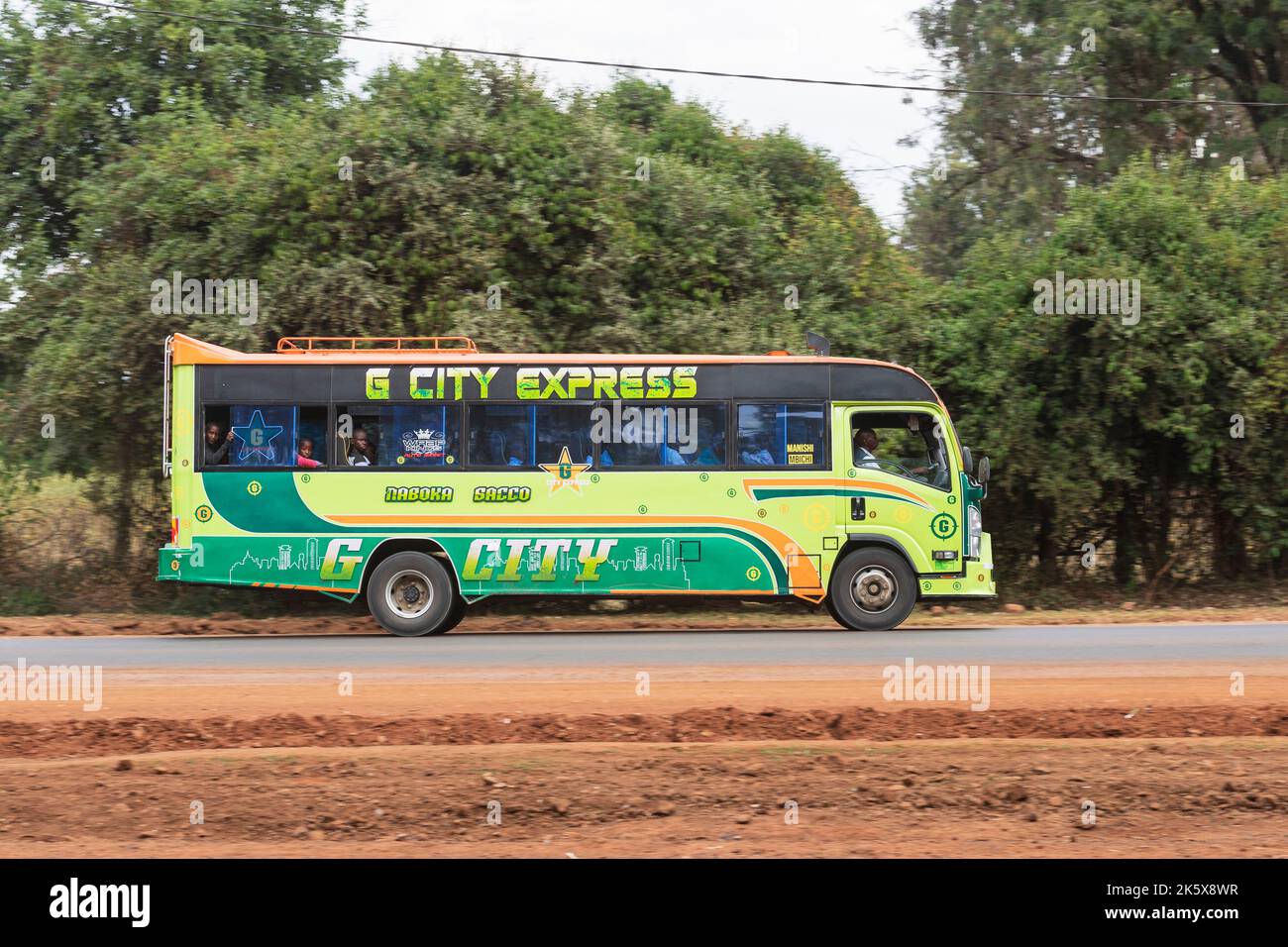 Un autobus che guida lungo la strada di Ngong vicino al bivio con Oloolua Close. Ngong Road, Nairobi, Kenya. 4 settembre 2022 Foto Stock