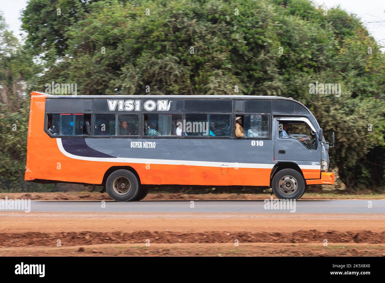 Un autobus che guida lungo la strada di Ngong vicino al bivio con Oloolua Close. Ngong Road, Nairobi, Kenya. 4 settembre 2022 Foto Stock