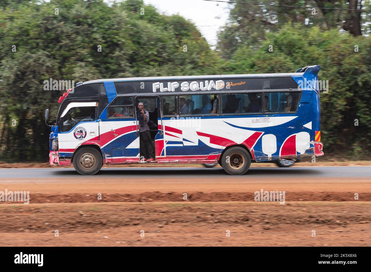 Un autobus che guida lungo la strada di Ngong vicino al bivio con Oloolua Close. Ngong Road, Nairobi, Kenya. 4 settembre 2022 Foto Stock