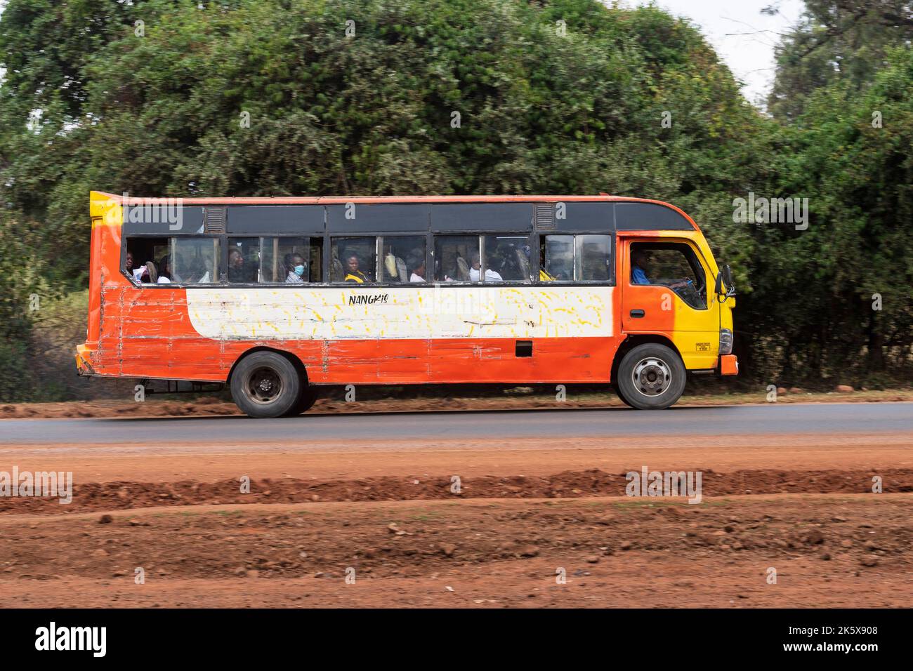 Un autobus che guida lungo la strada di Ngong vicino al bivio con Oloolua Close. Ngong Road, Nairobi, Kenya. 4 settembre 2022 Foto Stock
