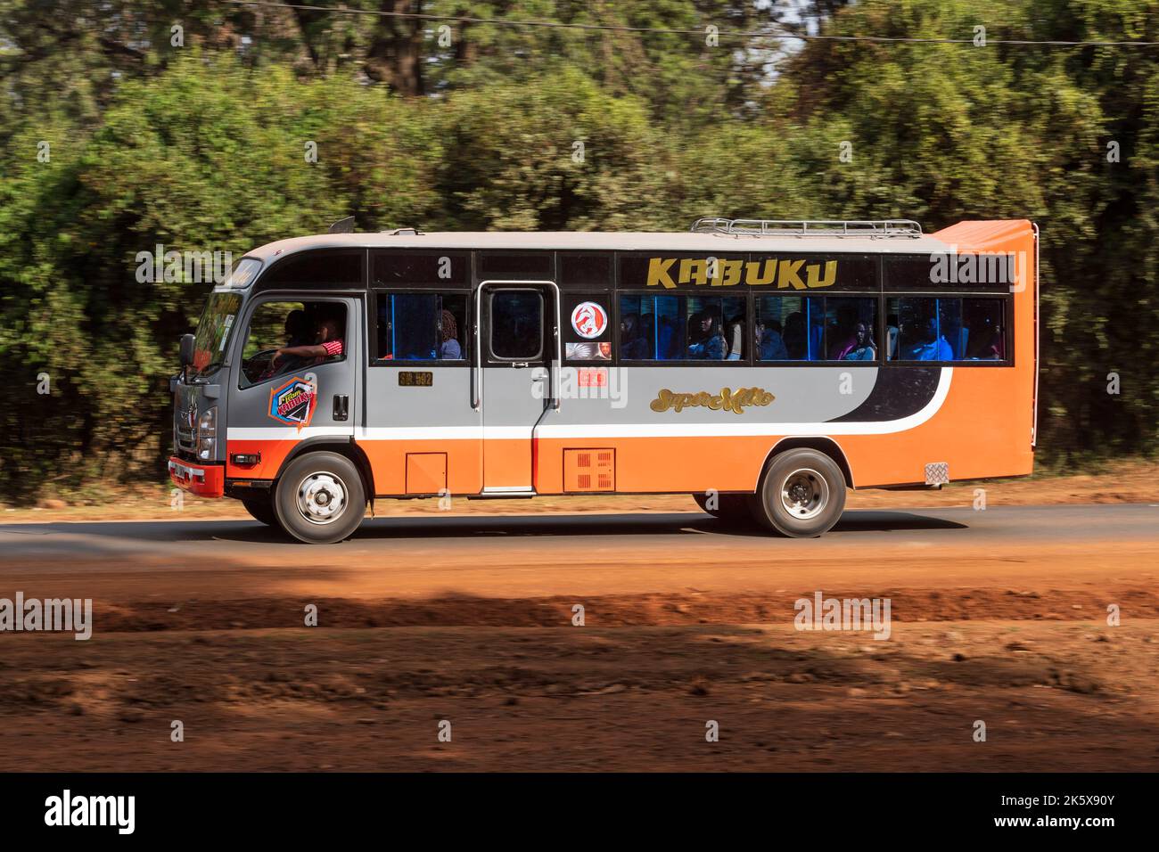 Un autobus che guida lungo la strada di Ngong vicino al bivio con Oloolua Close. Ngong Road, Nairobi, Kenya. 4 settembre 2022 Foto Stock