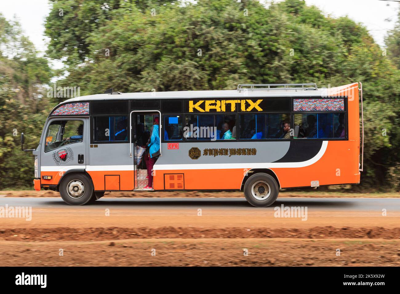 Un autobus che guida lungo la strada di Ngong vicino al bivio con Oloolua Close. Ngong Road, Nairobi, Kenya. 4 settembre 2022 Foto Stock