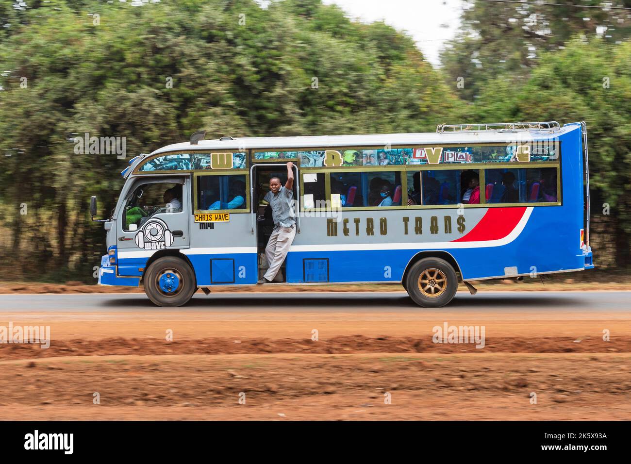 Un autobus che guida lungo la strada di Ngong vicino al bivio con Oloolua Close. Ngong Road, Nairobi, Kenya. 4 settembre 2022 Foto Stock