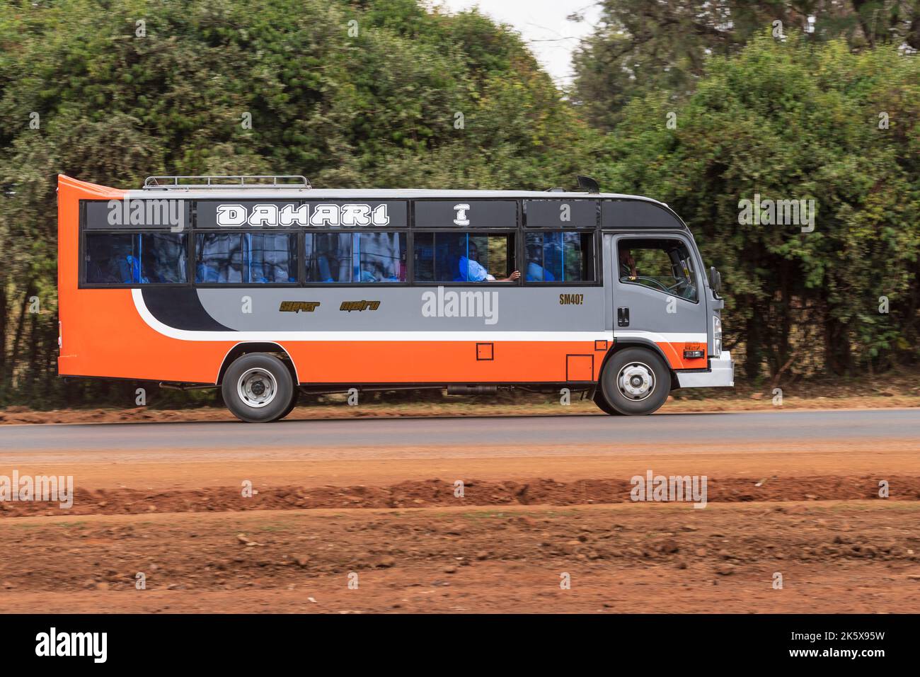 Un autobus che guida lungo la strada di Ngong vicino al bivio con Oloolua Close. Ngong Road, Nairobi, Kenya. 4 settembre 2022 Foto Stock