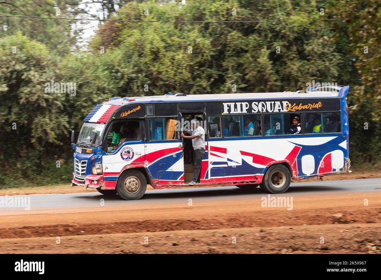 Un autobus che guida lungo la strada di Ngong vicino al bivio con Oloolua Close. Ngong Road, Nairobi, Kenya. 4 settembre 2022 Foto Stock