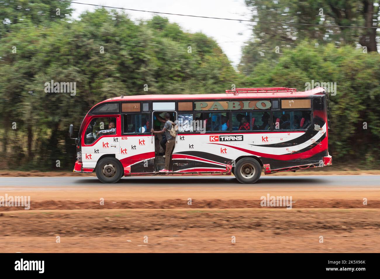 Un autobus che guida lungo la strada di Ngong vicino al bivio con Oloolua Close. Ngong Road, Nairobi, Kenya. 4 settembre 2022 Foto Stock