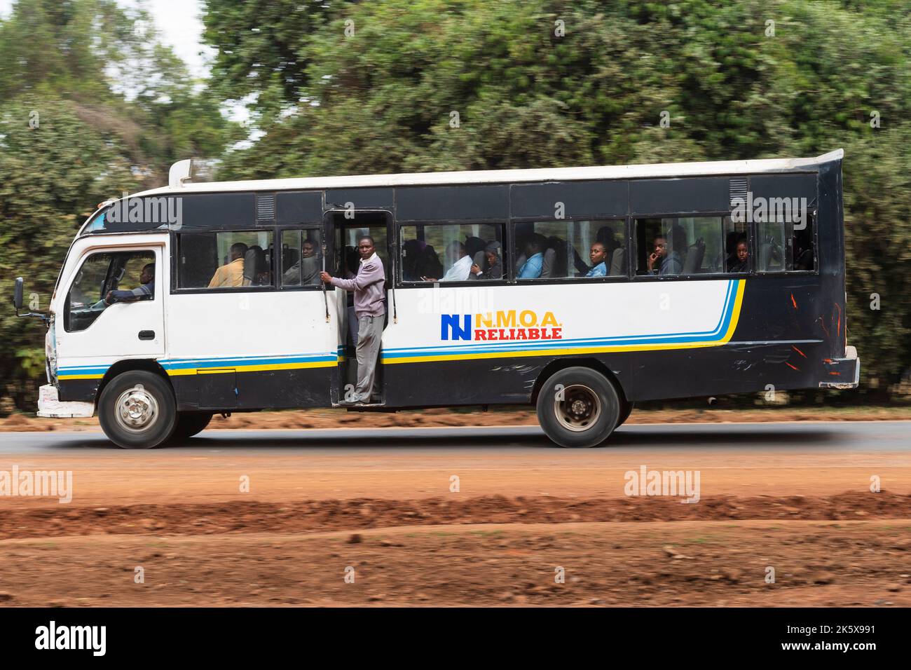 Un autobus che guida lungo la strada di Ngong vicino al bivio con Oloolua Close. Ngong Road, Nairobi, Kenya. 4 settembre 2022 Foto Stock