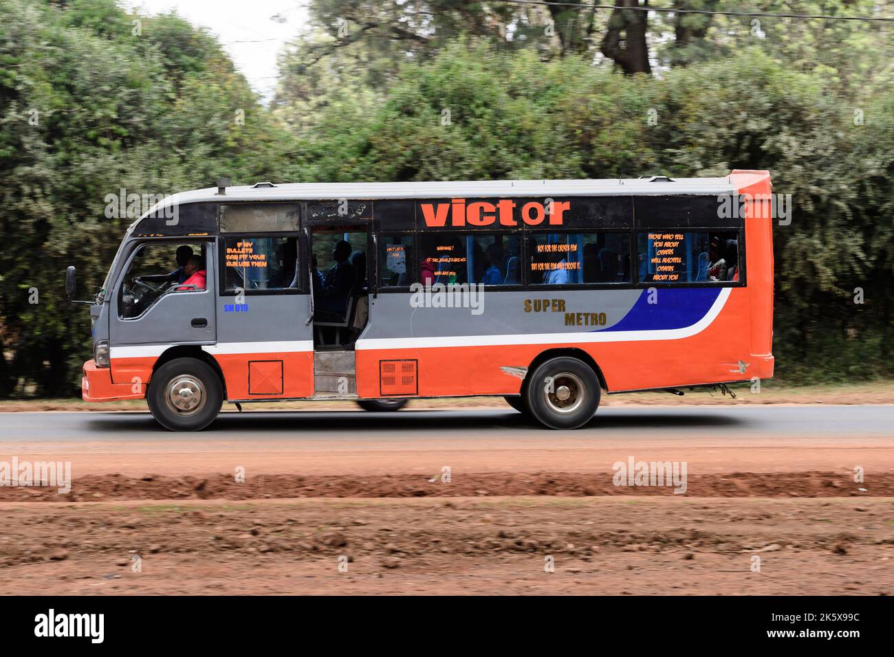 Un autobus che guida lungo la strada di Ngong vicino al bivio con Oloolua Close. Ngong Road, Nairobi, Kenya. 4 settembre 2022 Foto Stock