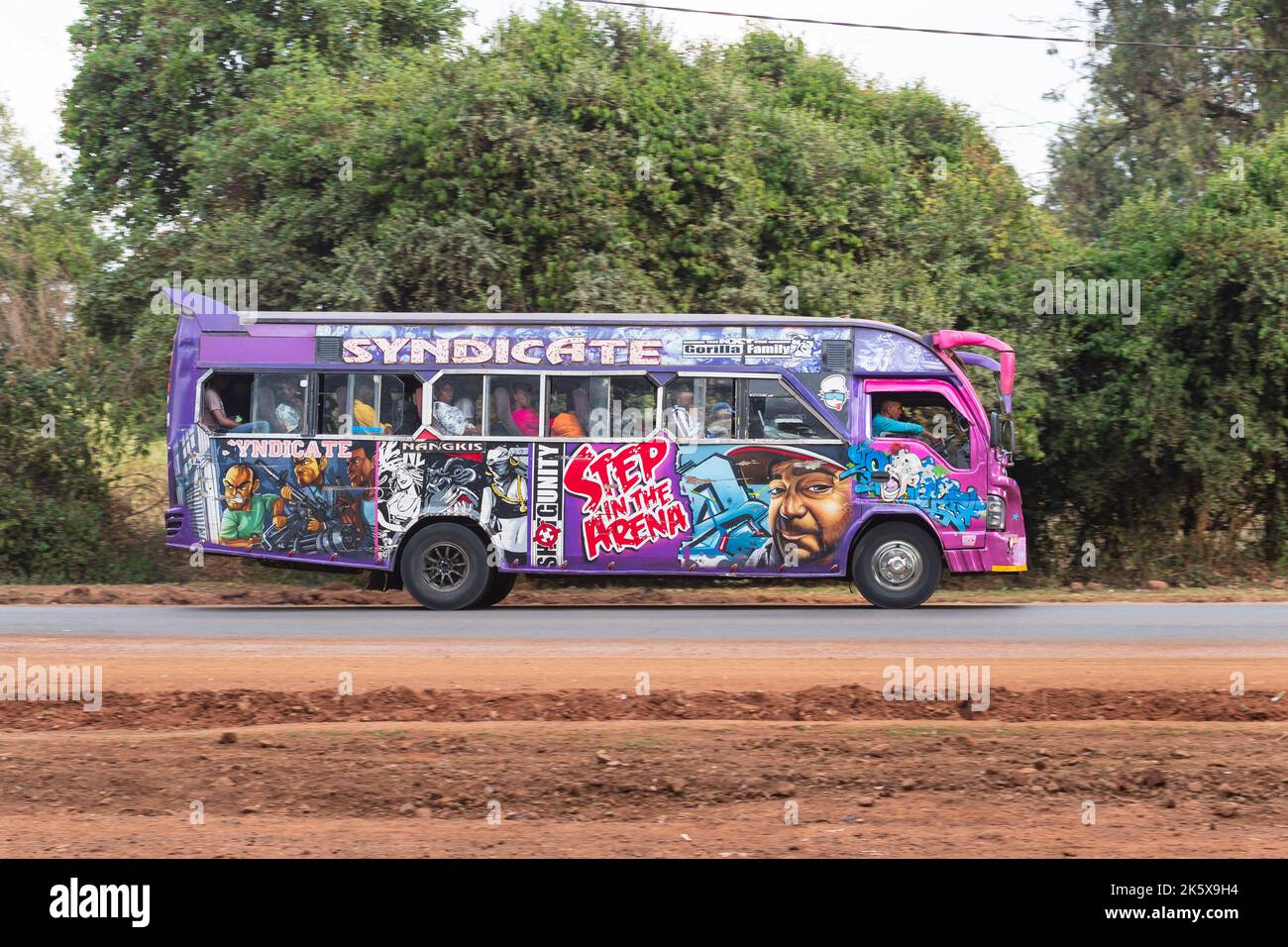 Un autobus con verniciatura personalizzata che guida lungo Ngong Road vicino al bivio con Oloolua Close. Molti autobus a Nairobi hanno vernice personalizzata, una vasta gamma o Foto Stock