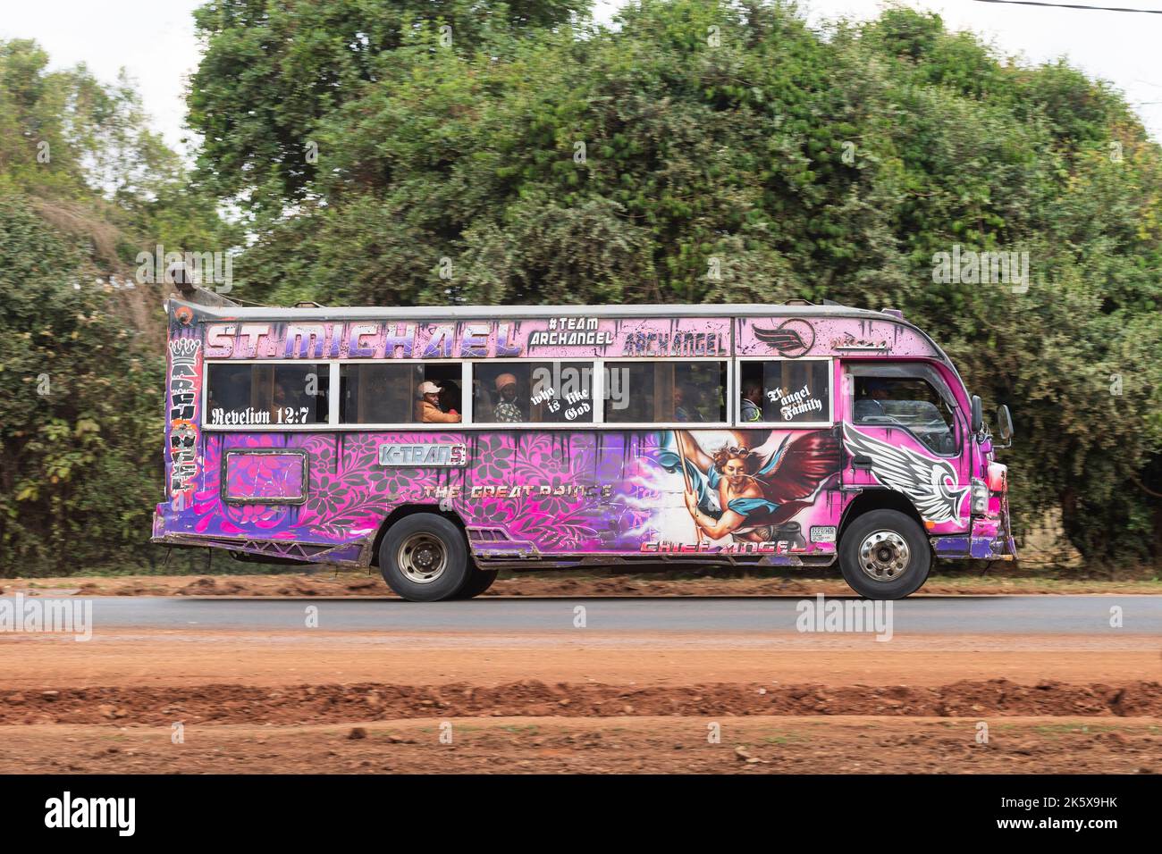 Un autobus con verniciatura personalizzata che guida lungo Ngong Road vicino al bivio con Oloolua Close. Molti autobus a Nairobi hanno vernice personalizzata, una vasta gamma o Foto Stock