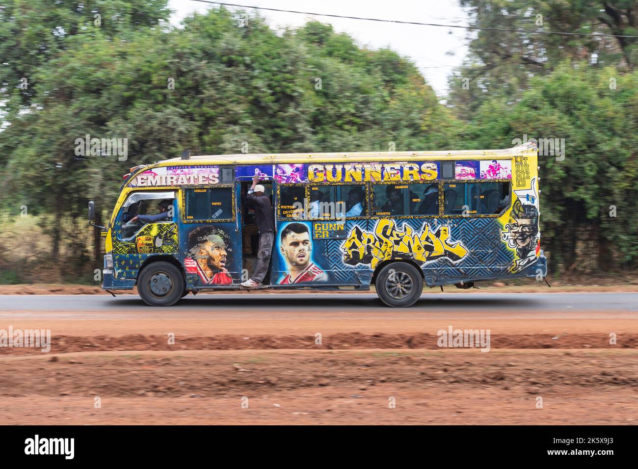 Un autobus con verniciatura personalizzata che guida lungo Ngong Road vicino al bivio con Oloolua Close. Molti autobus a Nairobi hanno vernice personalizzata, una vasta gamma o Foto Stock