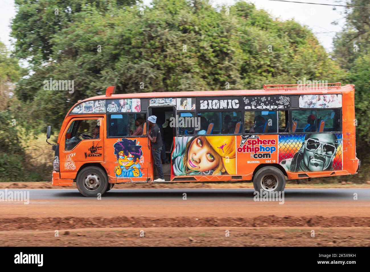 Un autobus con verniciatura personalizzata che guida lungo Ngong Road vicino al bivio con Oloolua Close. Molti autobus a Nairobi hanno vernice personalizzata, una vasta gamma o Foto Stock