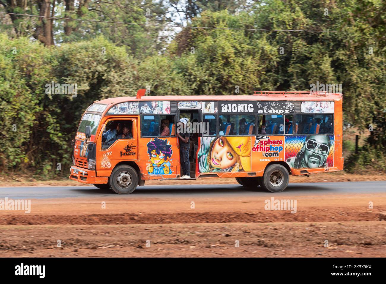 Un autobus con verniciatura personalizzata che guida lungo Ngong Road vicino al bivio con Oloolua Close. Molti autobus a Nairobi hanno vernice personalizzata, una vasta gamma o Foto Stock
