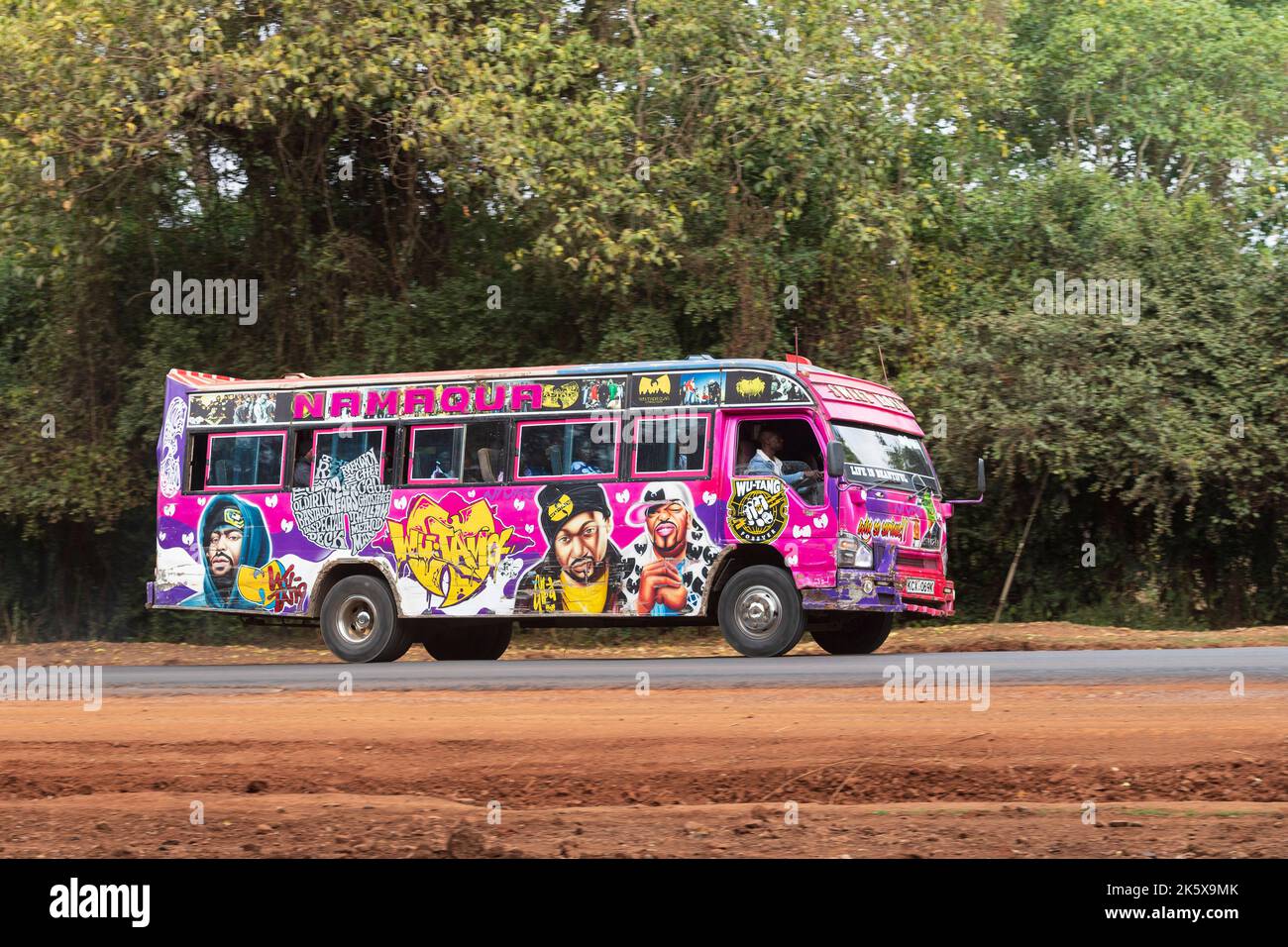 Un autobus con verniciatura personalizzata che guida lungo Ngong Road vicino al bivio con Oloolua Close. Molti autobus a Nairobi hanno vernice personalizzata, una vasta gamma o Foto Stock