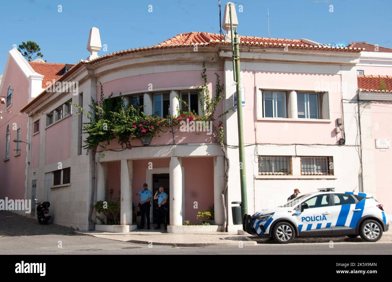 Stazione di polizia, Belem, Lisbona, Portogallo, due poliziotti fuori dalla stazione, fiori decorare la building.Police auto fuori. Foto Stock