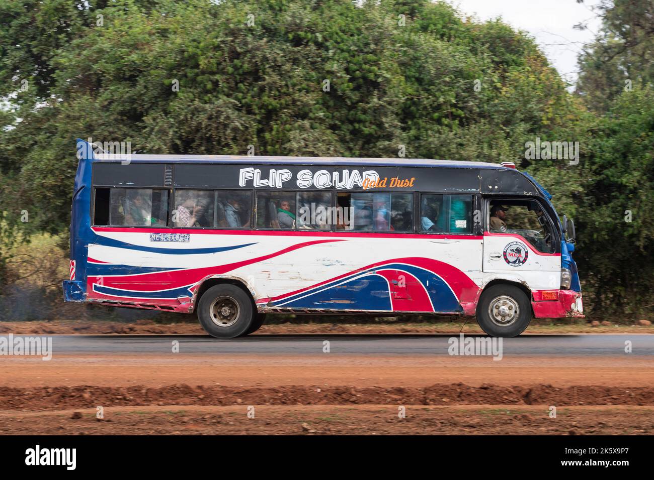 Un autobus con verniciatura personalizzata che guida lungo Ngong Road vicino al bivio con Oloolua Close. Molti autobus a Nairobi hanno vernice personalizzata, una vasta gamma o Foto Stock