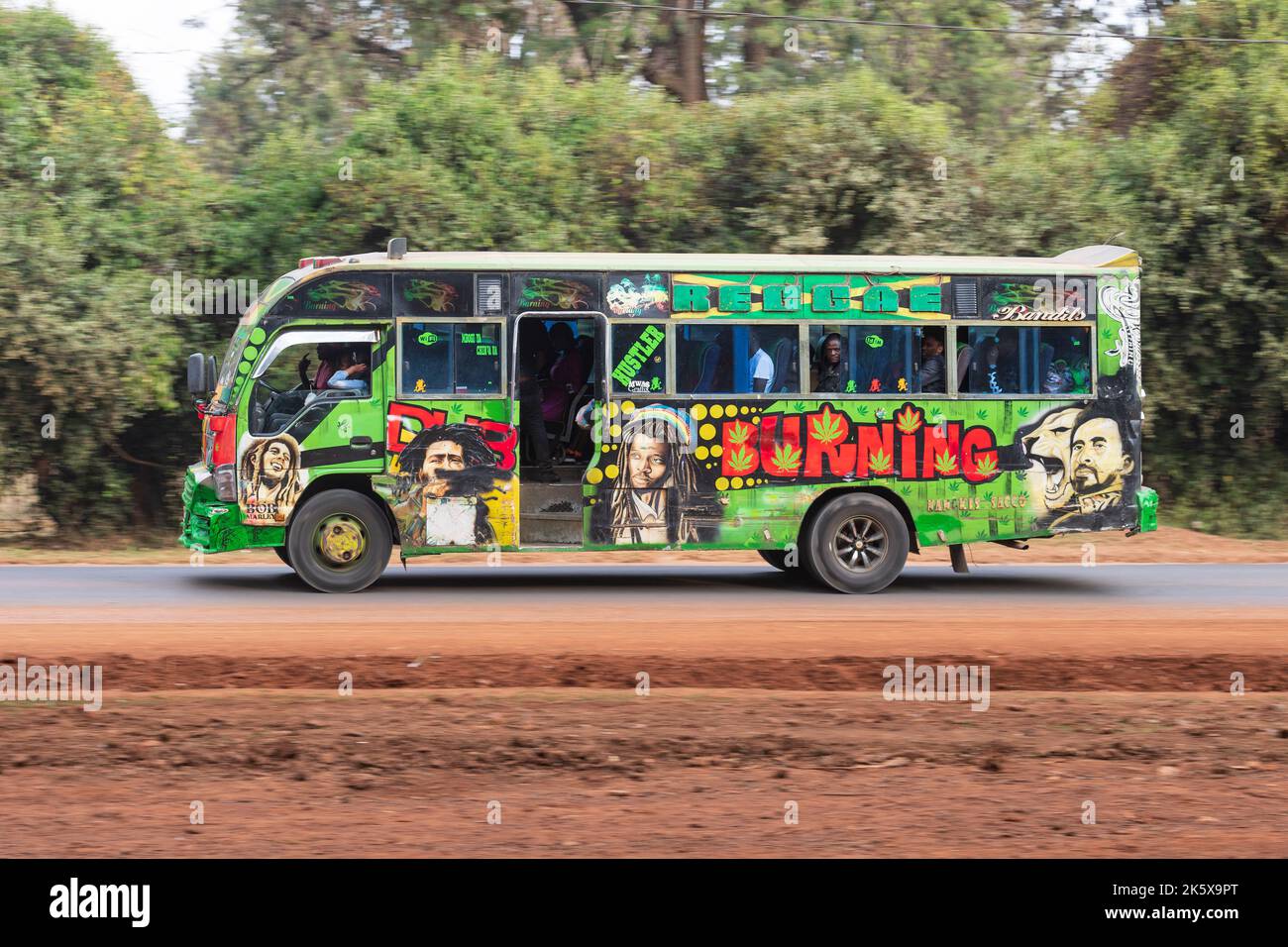 Un autobus con verniciatura personalizzata che guida lungo Ngong Road vicino al bivio con Oloolua Close. Molti autobus a Nairobi hanno vernice personalizzata, una vasta gamma o Foto Stock