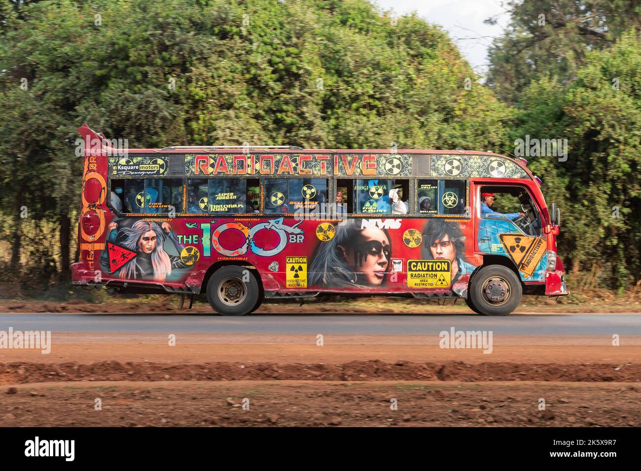 Un autobus con verniciatura personalizzata che guida lungo Ngong Road vicino al bivio con Oloolua Close. Molti autobus a Nairobi hanno vernice personalizzata, una vasta gamma o Foto Stock