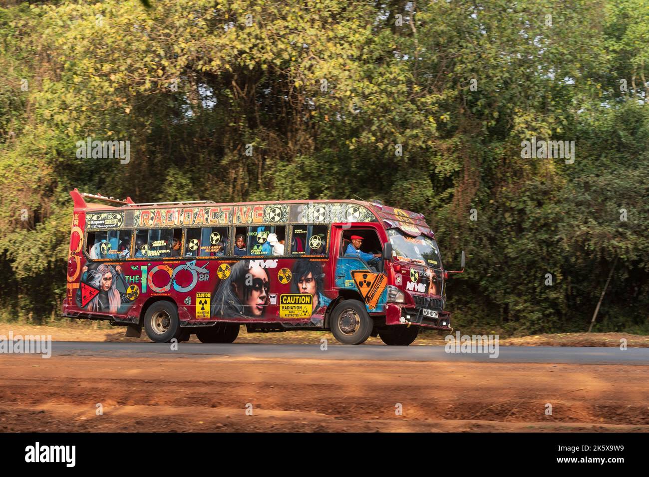 Un autobus con verniciatura personalizzata che guida lungo Ngong Road vicino al bivio con Oloolua Close. Molti autobus a Nairobi hanno vernice personalizzata, una vasta gamma o Foto Stock